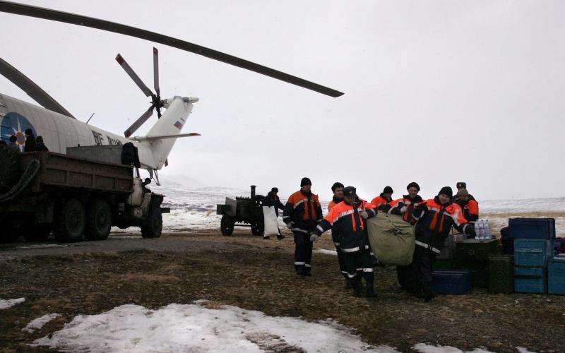 Trabajadores de los servicios de emergencia rusos acarrean ayuda humanitaria durante una operación de rescate en la localidad de Ossora, en la región de Koriakia, tras un fuerte terremoto.EFE/Archivo