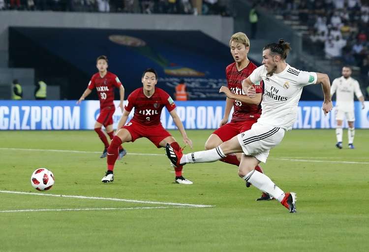 Gareth Bale saca un disparo ante los defensores del Kashima Antlers de Japón. / Foto AP