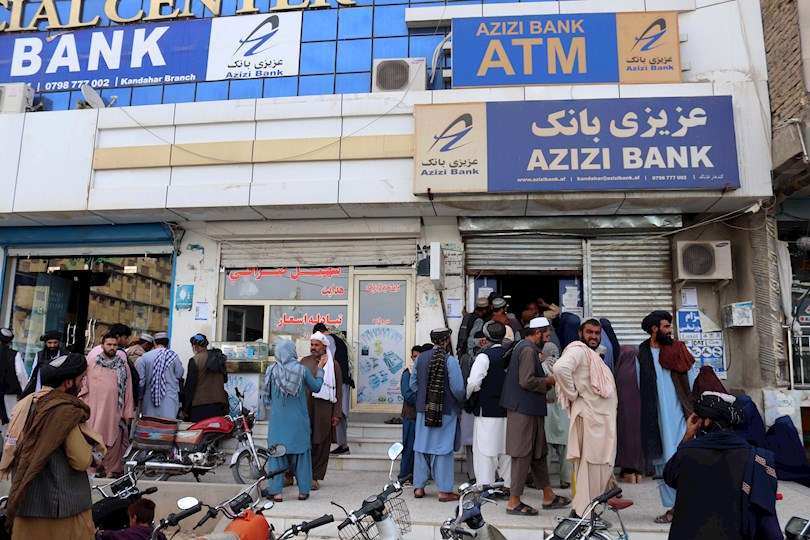 Varias personas intentan retirar dinero de un banco en Kandahar, Afganistán. EFE