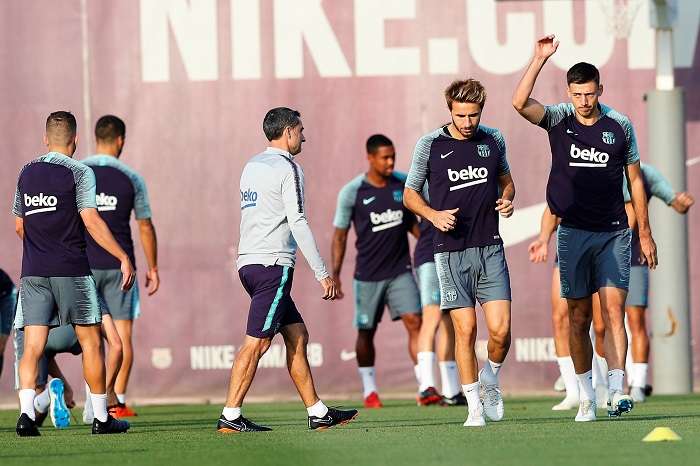 El técnico del FC Barcelona Ernesto Valverde (c) junto a los jugadores del FC Barcelona, durante el entrenamiento./EFE