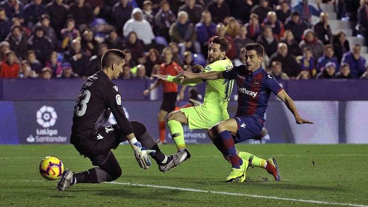 El delantero argentino del FC Barcelona Lionel Messi (centro) diputa el balón ante el defensa Sergio Postigo (d). Foto: EFE