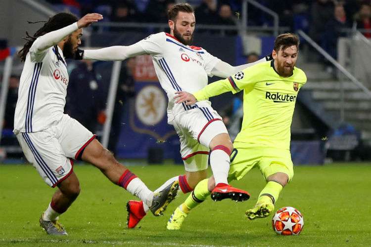  Lucas Tousart (c) de Lyon en acción contra Lionel Messi (d) del Barcelona durante el partido por los octavos de final de la Liga de Campeones de la UEFA. EFE