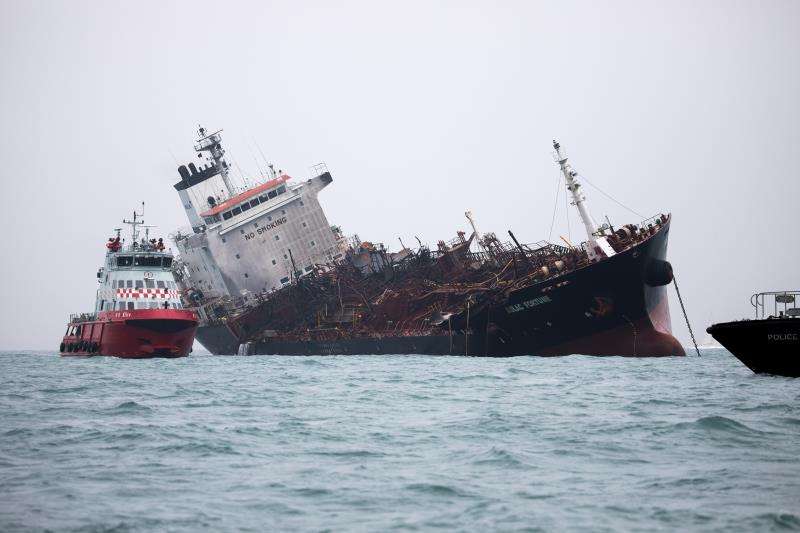 Un barco de bomberos junto al petrolero incendiado &#039;Aulac Fortune&#039; en el sur de la isla de Lamma, en Hong Kong, China, hoy, 8 de enero de 2019. EFE