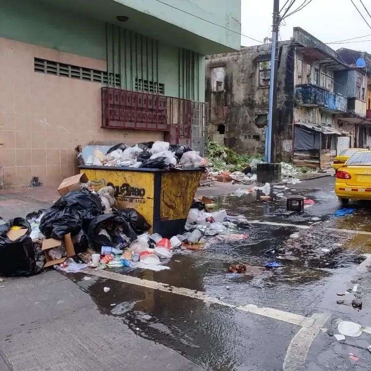 La huelga de los trabajadores de aseo inició el pasado jueves y las consecuencias son visibles en las calles llenas de basura. 