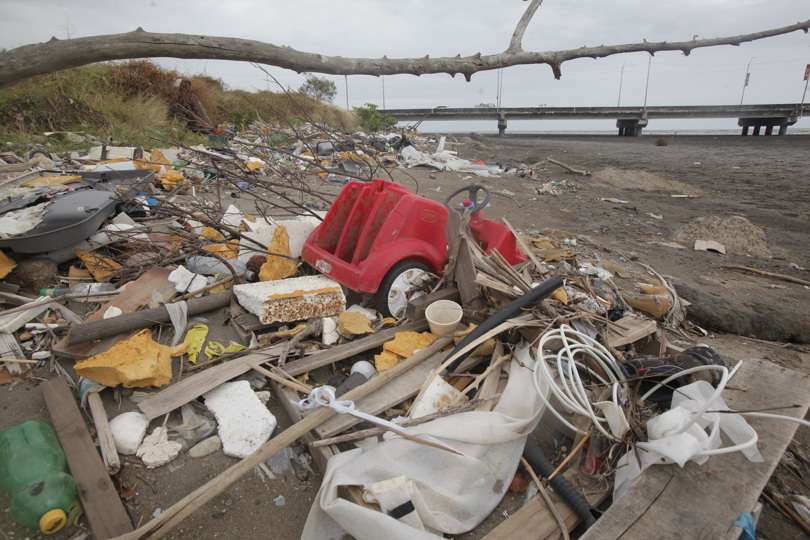 Fotografía de la  basura acumulada en la playa de Costa del Este. EFE