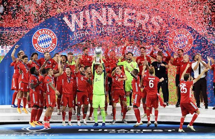 El arquero Manuel Neuer levanta la Supercopa. /Foto: EFE