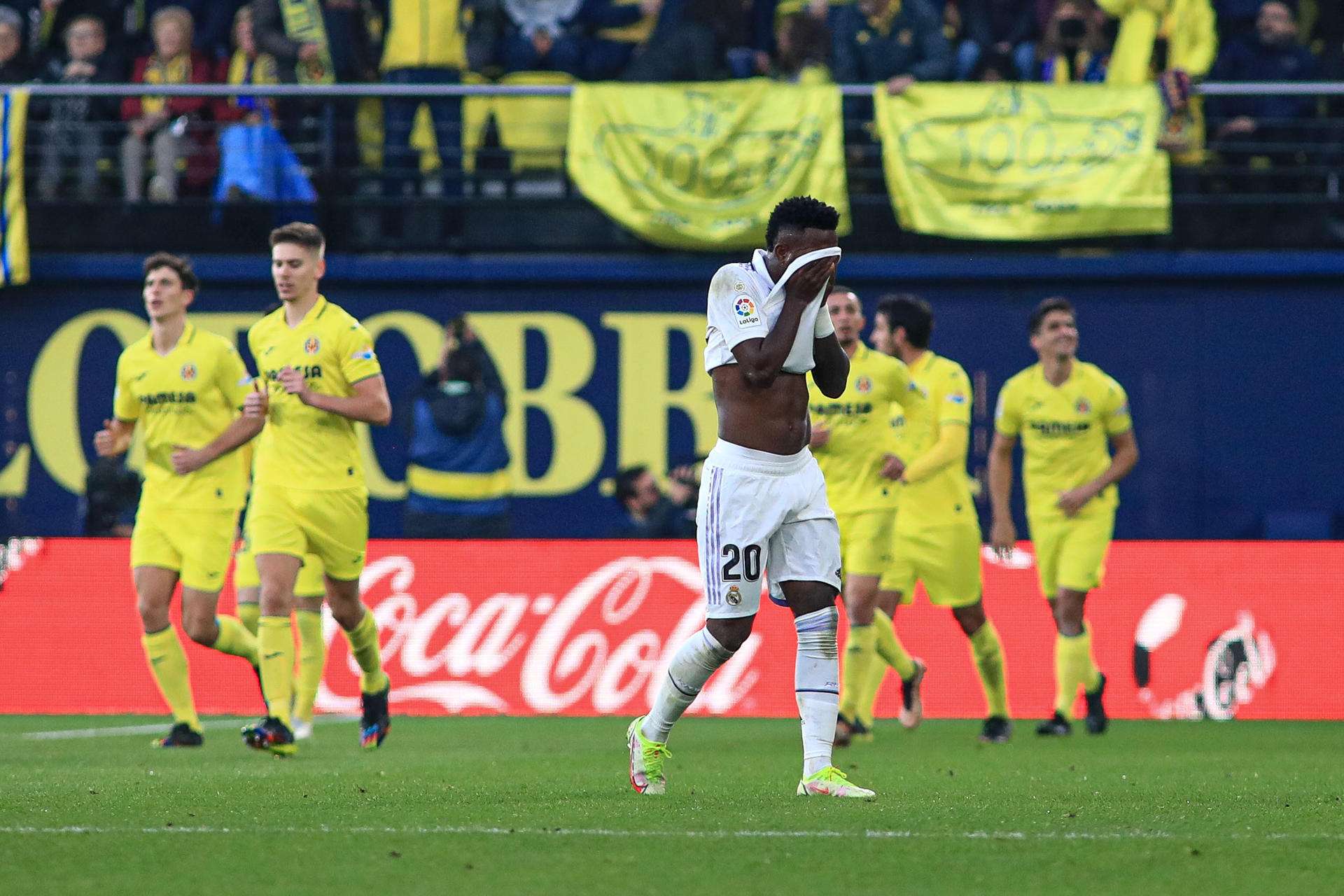 inicius Jr (c) tras el gol marcado por el Villareal durante el partido de la jornada 16 de LaLiga Santander. /EFE