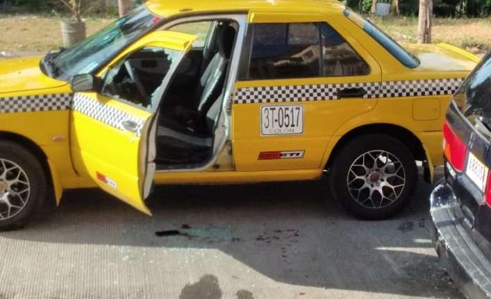 El taxi con placa 3T 0517 quedó con la ventana del conductor destruida por la bala. 