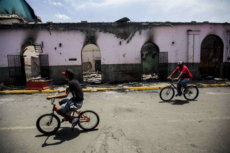 Vista del edificio de la biblioteca de Masaya incendiado durante las protestas contra el Gobierno del presidente de Nicaragua, Daniel Ortega, hoy, domingo 13 de mayo de 2018, en la ciudad de Masaya (Nicaragua). EFE