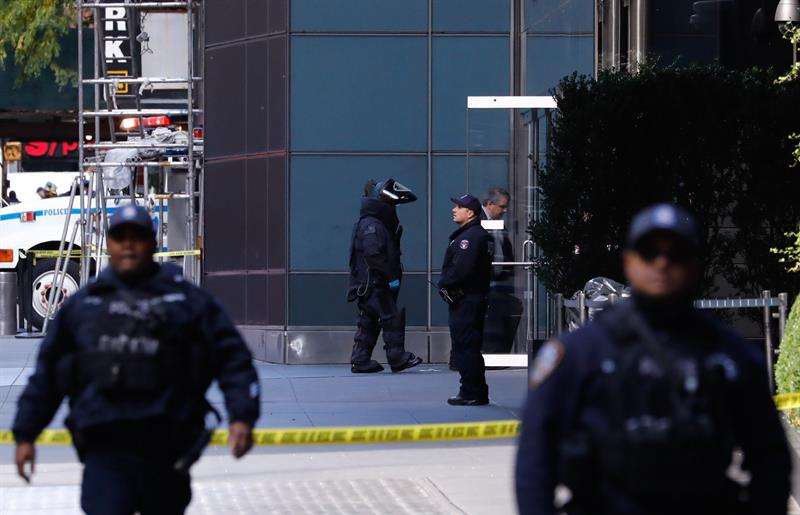 Un vehículo policial patrulla cerca de la residencia del expresidente estadounidense Barack Obama en Washington, Estados Unidos, hoy, 24 de octubre de 2018. EFE