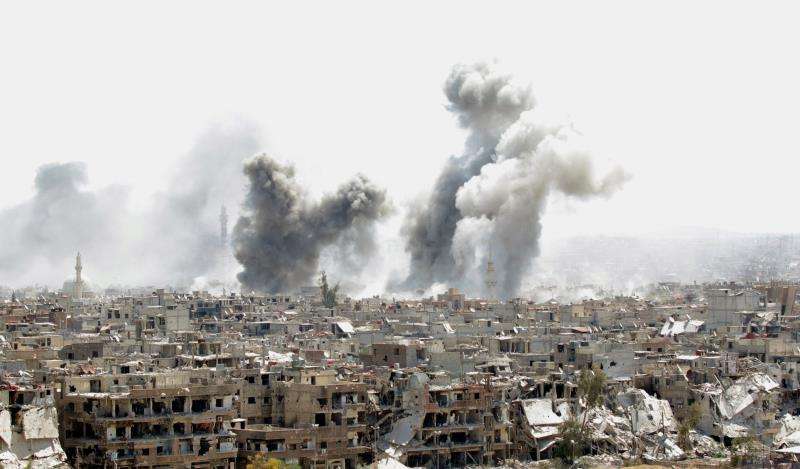 Vista de un bombardeo de las fuerzas gubernamentales sirias sobre el barrio controlado por el Estado Islámico de Al Aswad al sur de Damasco (Siria). EFE