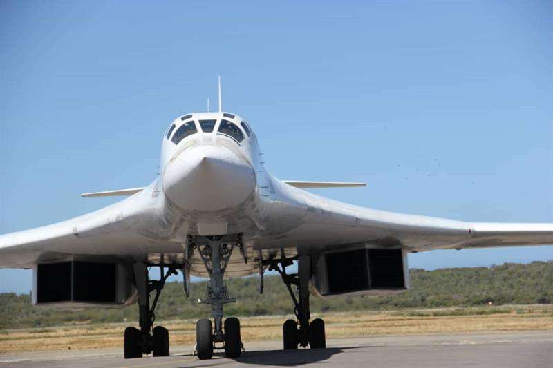 Vista de uno de los bombarderos rusos Tu-160, capaces de transportar armas nucleares, que llegaron este 10 de diciembre del 2018 a Maiquetía (Venezuela). EFE