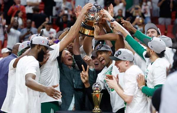 El equipo de Boston con el trofeo de campeones de la Conferencia Este de la NBA. Foto: AP