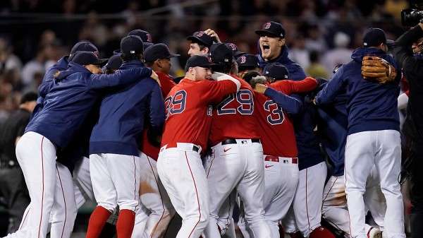 Los jugadores del equipo de los Medias Rojas de Boston celebran luego de eliminar a los Yankees de Nueva York.