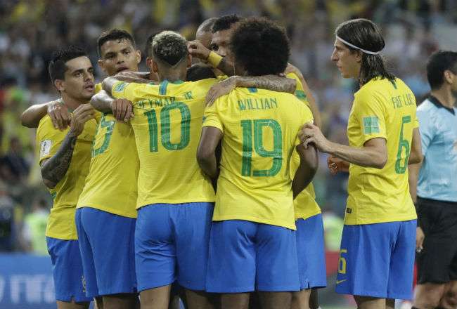 Los jugadores de la elección de Brasil celebran la victoria. Foto: AP