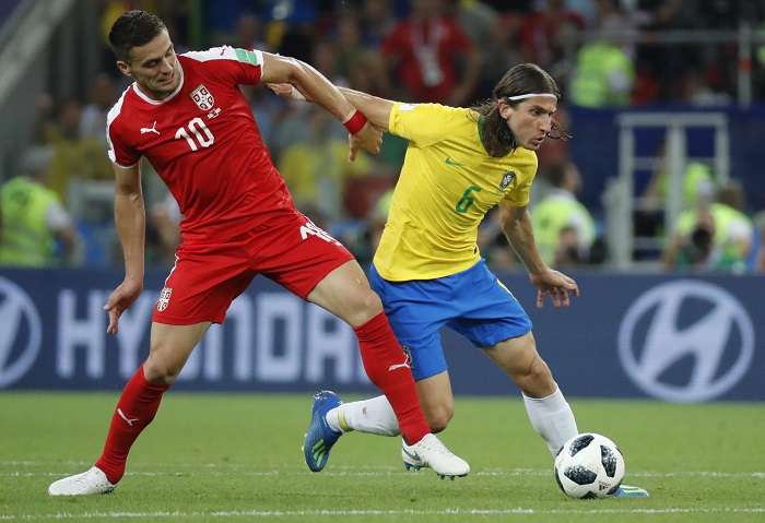 Filipe Luis disputa el balón con Dusan Tadic en el encuentro Brasil-Serbia./EFE