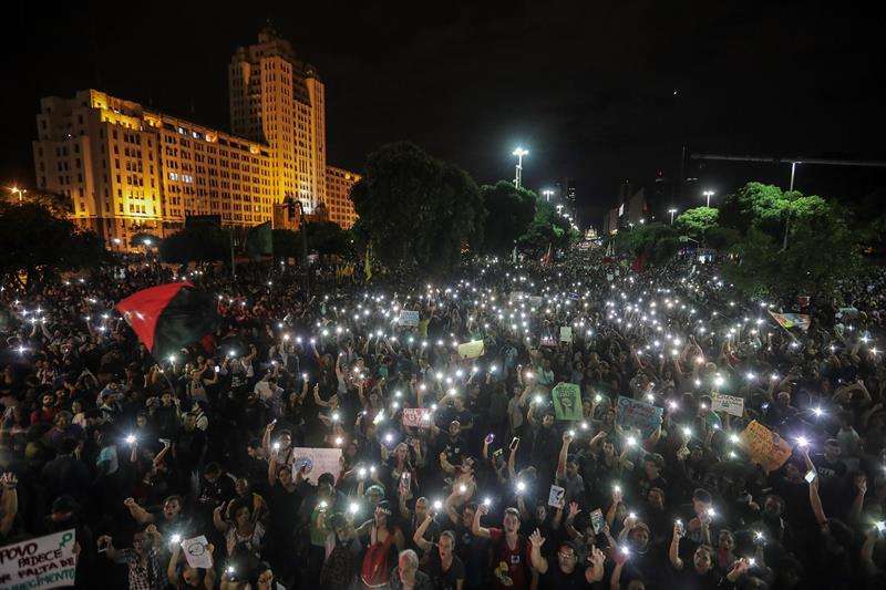 Estudiantes y profesores, con apoyo de diversos sindicatos, participan en una manifestación en la ciudad de Río de Janeiro (Brasil), contra la decisión del Gobierno de Jair Bolsonaro que congeló el 30 % del gasto en las universidades. EFE