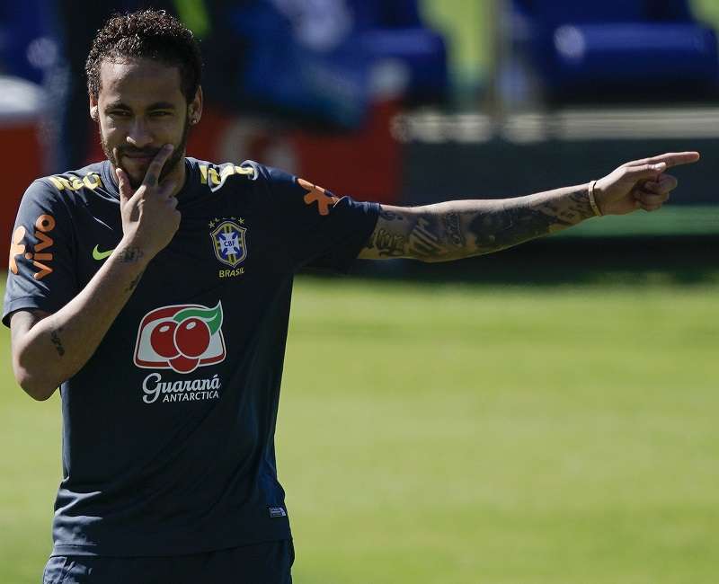 Neymar en el entrenamiento de hoy con la selección brasileña. / Foto AP