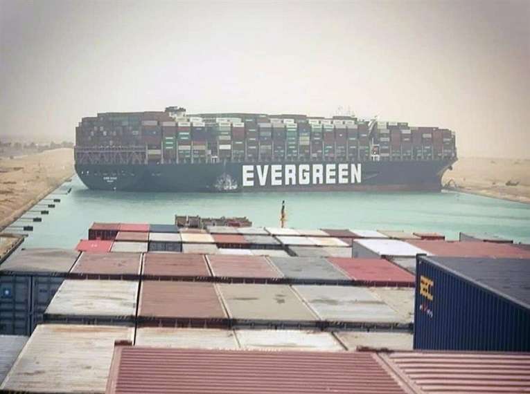 Un buque de bandera panameña bloquea Canal de Suez tras ladearse por una tormetna de arena este miércoles en Egipto.  Foto: EFE
