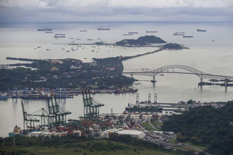 Decenas de buques esperan en el pacífico para transitar, hoy en el Canal de Panamá. EFE