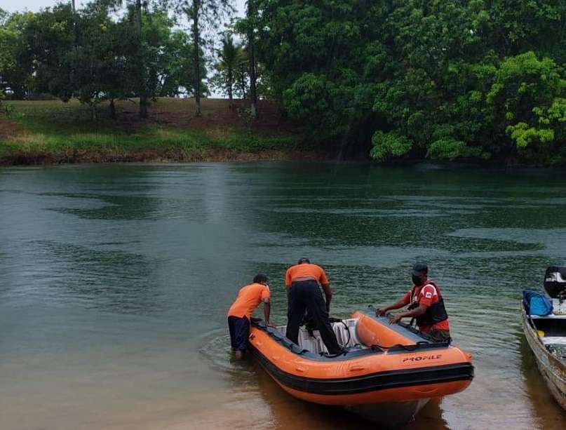 Padre e hijo salieron a pescar y cayeron al agua.