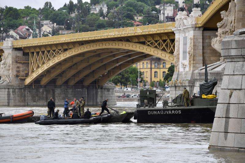Equipos de rescate húngaros tratan de encontrar supervivientes del naufragio del crucero &quot;Hableány&quot; (Sirena) frente al puente Margarita, este jueves en Budapest (Hungría). EFE
