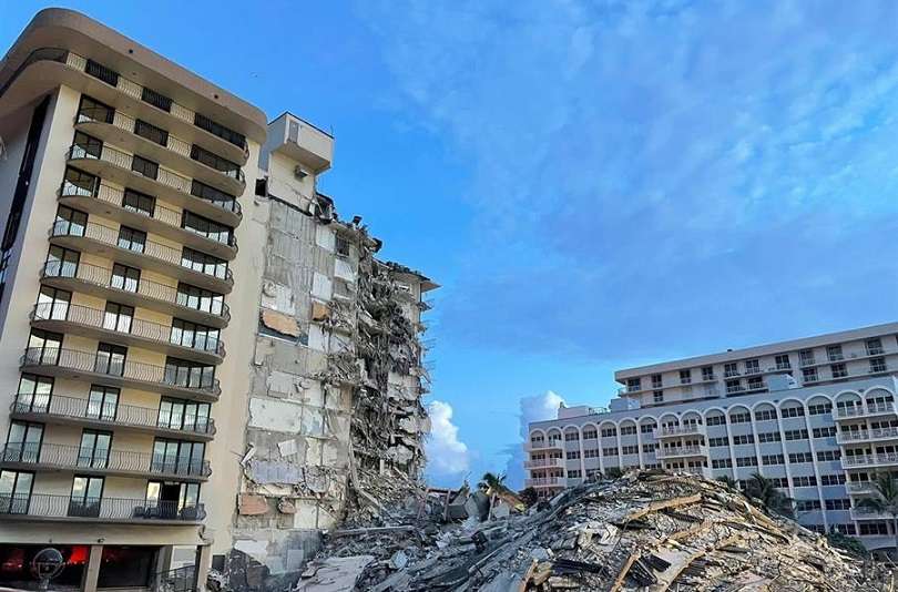La búsqueda de supervivientes del desplome parcial de un edificio residencial frente a la playa en Miami-Dade. EFE