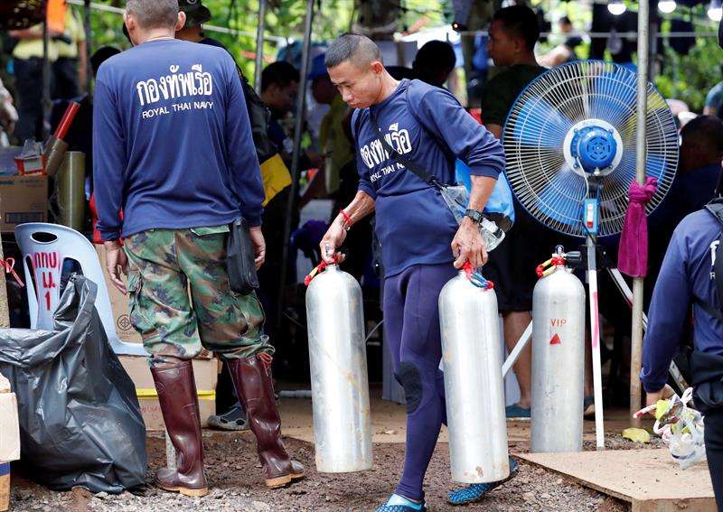 Personal de la Marina tailandesa carga tanques de oxígeno durante las operaciones de rescate del equipo de fútbol infantil y su asistente de entrenador en la cueva Tham Luang, en el parque forestal Khun Nam Nang, provincia de Chiang Rai, Tailandia. EFE
