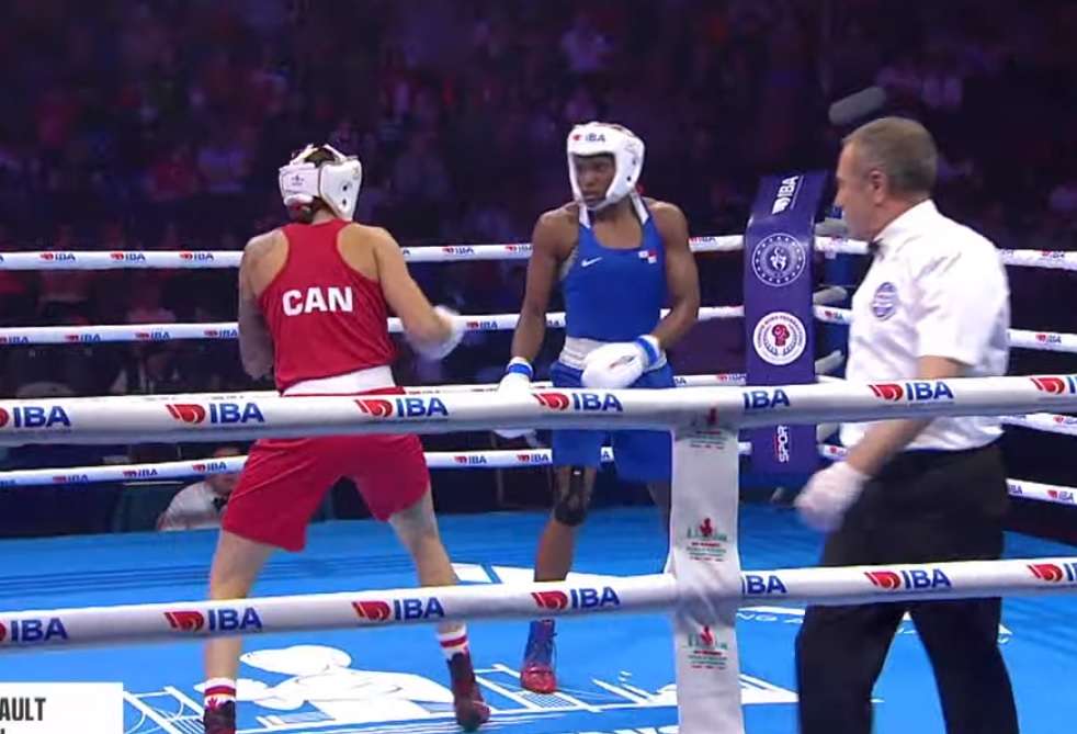 Atheyna Bylon (der.) en su combate de la Final de los 75 kilogramos ante la canadiense Tammara Thibeault.