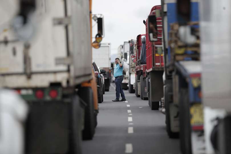  camiones bloqueados durante una protesta de docentes y camioneros en la carretera Panamericana. EFE