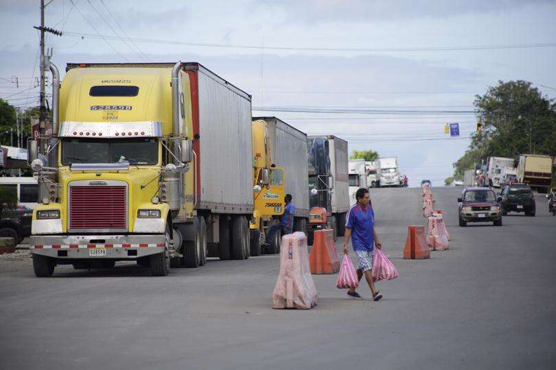 Camiones de carga transitan por una carretera de Panamá. EFE Atchivo