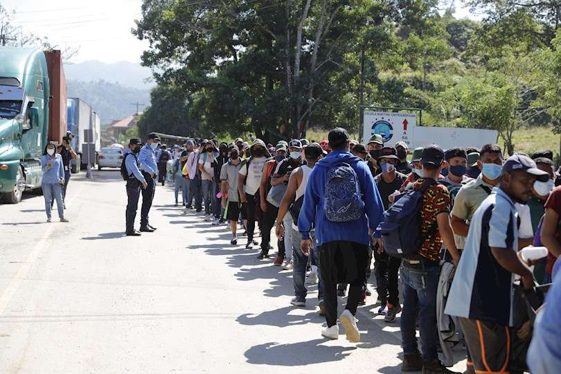 La primera caravana de inmigrantes hondureños, acompañados de nicaragüenses, de 2022, salió este sábado desde San Pedro Sula, en el norte de Honduras, hacia los Estados Unidos, EFE Archivo