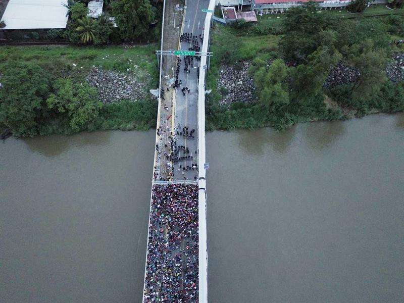 Fotografía tomada desde un dron de los cientos de migrantes hondureños cuando permanecían varados en uno de los puentes que atraviesa el río Suchiate, frontera natural entre Guatemala y México el 19 de octubre de 2018, en Tecún Umán (Guatemala). EFE