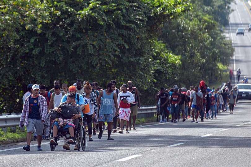 Migrantes centroamericanos caminan hoy por una autopista del municipio de Huixtla, en el estado de Chiapas (México). EFE