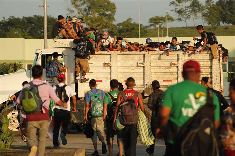Migrantes hondureños inician otro día de travesía hacia su objetivo, Estados Unidos. EFE