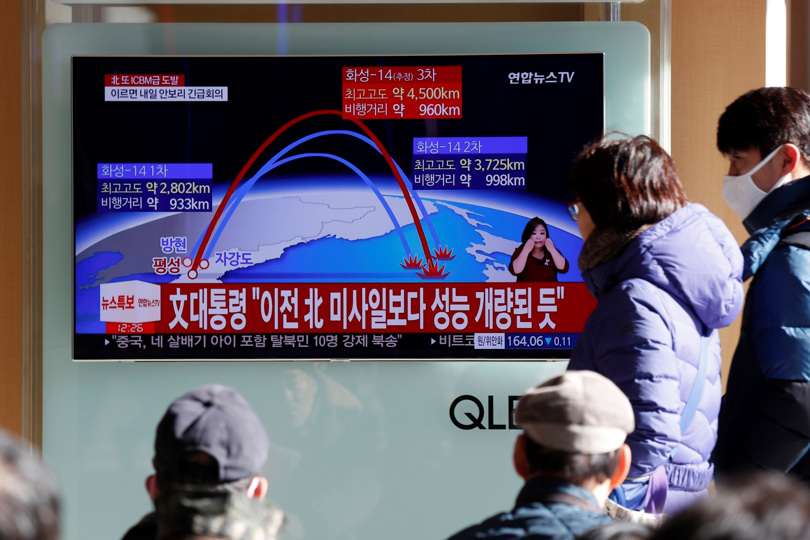 Surcoreanos ven un reportaje televisivo que muestra el anuncio de Corea del Norte de que ha probado con éxito un misil balístico intercontinental (ICBM) en una estación en Seúl, en una foto de archivo.