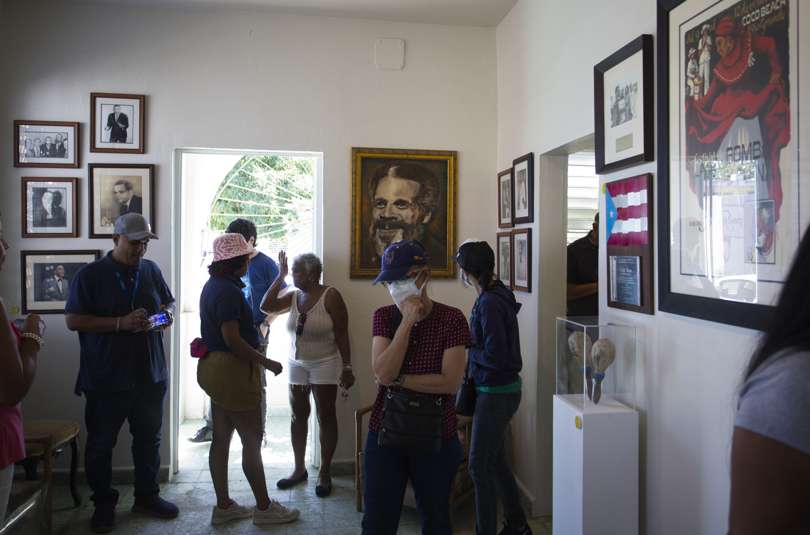 Seguidores de Ismael Rivera visitan la casa museo del sonero mayor, que reabre sus puertas, hoy en San Juan (Puerto Rico). EFe