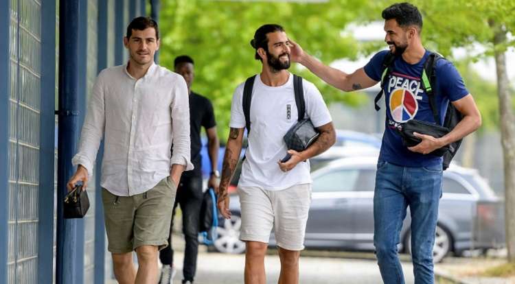 El español Iker Casillas (i) acompañado por sus compañeros Sergio Oliveira (c) y Vaná. Foto: EFE