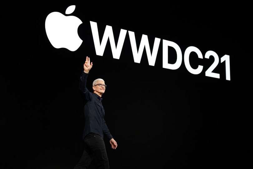 CEO de Apple, Tim Cook, saluda a millones de desarrolladores de todo el mundo en la Conferencia Mundial de Desarrolladores de Apple en Apple Park en Cupertino, California. EFE