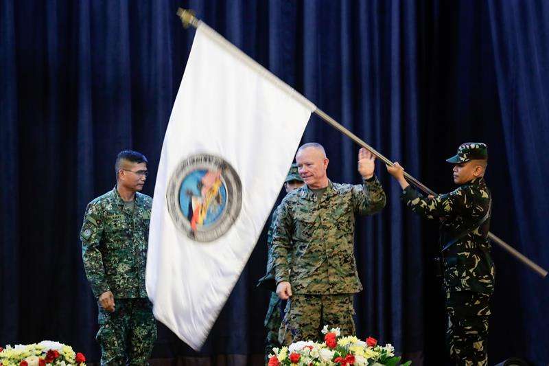 Funcionarios desplegarán una bandera durante la ceremonia de apertura del Ejercicio Balikatán Filipinas-Estados Unidos (hombro a hombro) 2018 en la sede de las Fuerzas Armadas de Filipinas (AFP) en Quezon City, Filipinas, 07 de mayo de 2018. EFE