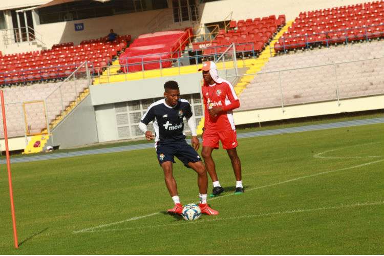 César Blackman durante los entrenamientos de hoy jueves en el estadio Rommel Fernández. Foto: Anayansi Gamez