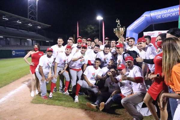 El equipo de Chiriquí con el trofeo de campeón nacional del Béisbol Mayor. Foto: Fedebeis