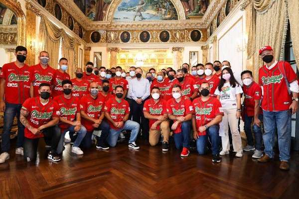 El equipo de Béisbol Mayor de Chiriquí, campeón nacional 2021, junto al presidente de la República, Laurentino Cortizo. Foto: Presidencia de la República