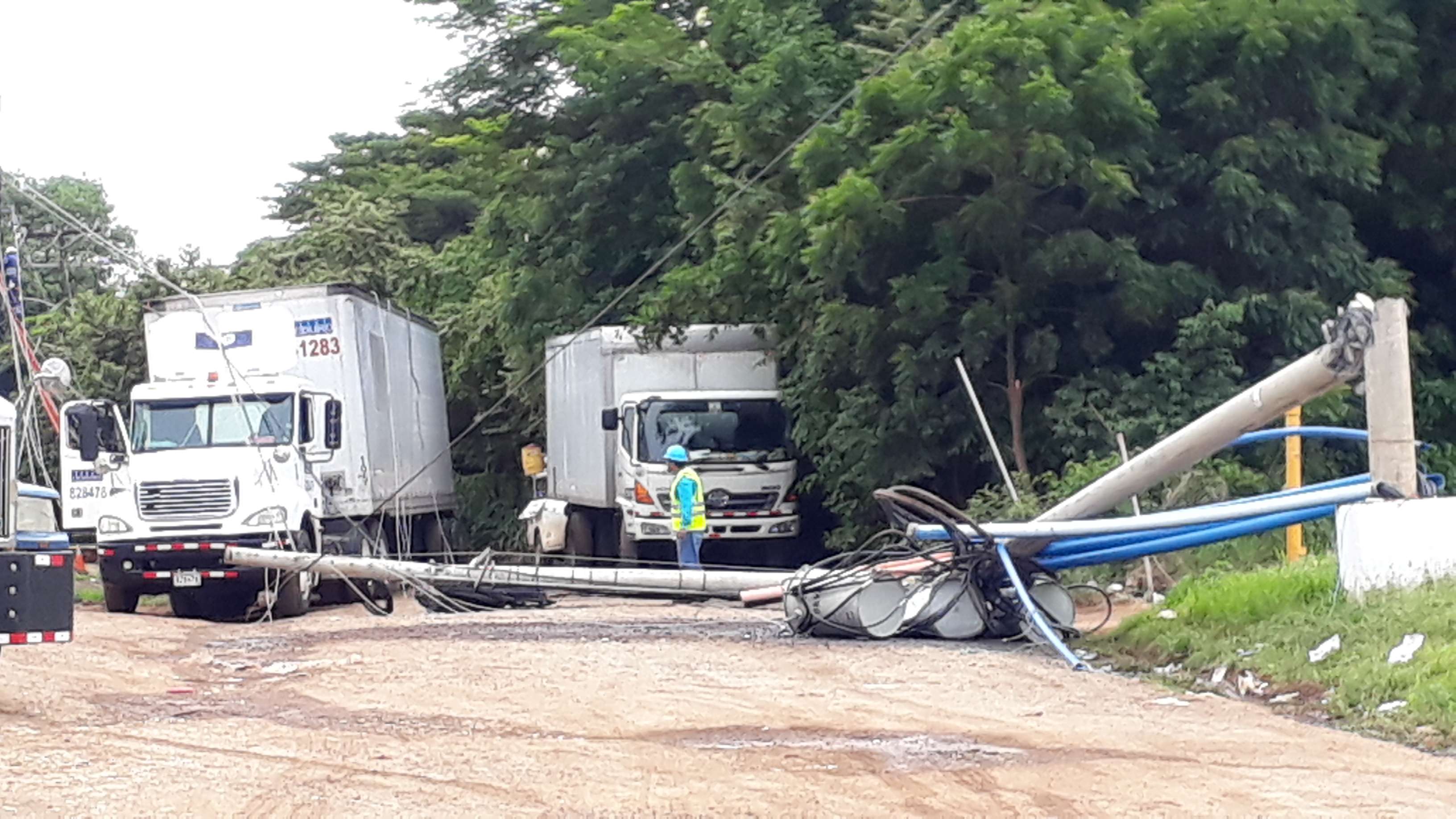 Un camión articulado que transitaba por el área de bodegas de un centro comercial de la ciudad de Chitré. Foto: Thays Domínguez