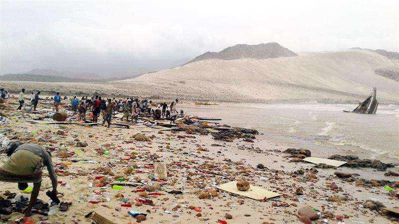 Varias personas inspeccionan los daños ocasionados por el ciclón Mekenu en la isla de Socotra en el Océano Índico a unos 250 millas de la costa de Yemen. Foto: EFE