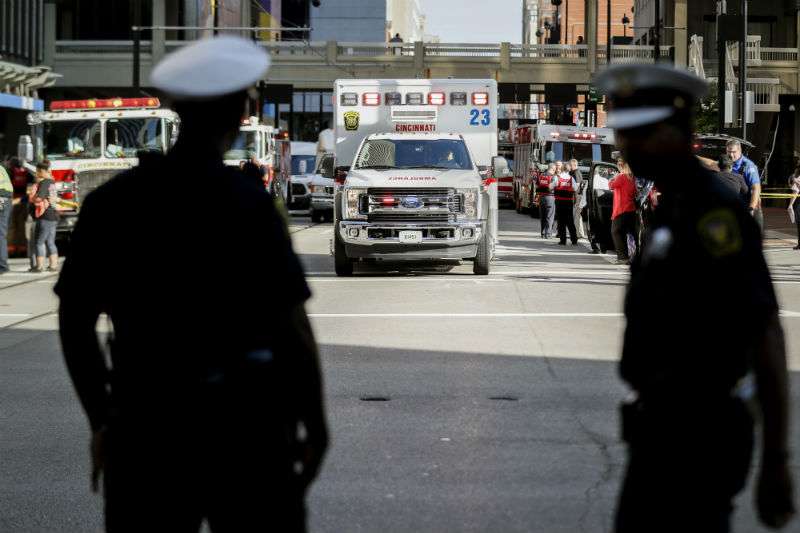 El personal de emergencia y la policía responden a una situación reportada de tirador activo cerca de Fountain Square, en Cincinnati. Foto: AP