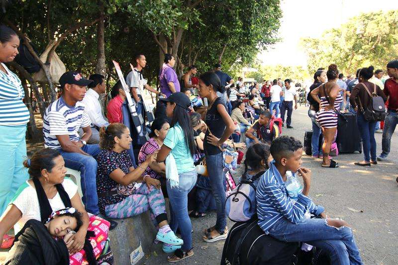 Ciudadanos venezolanos esperan un bus el 25 de agosto de 2018, en Cúcuta (Colombia). EFE