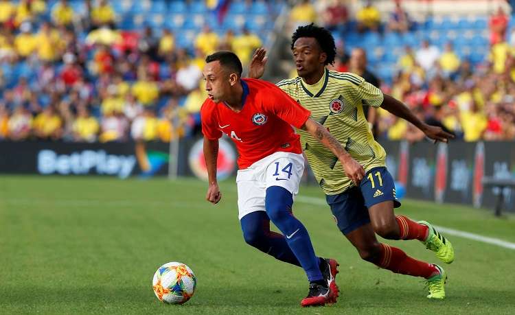 El centrocampista de Chile Fabián Orellana (i) controla el balón ante el centrocampista de Colombia Juan Guillermo Cuadrado. Foto: EFE