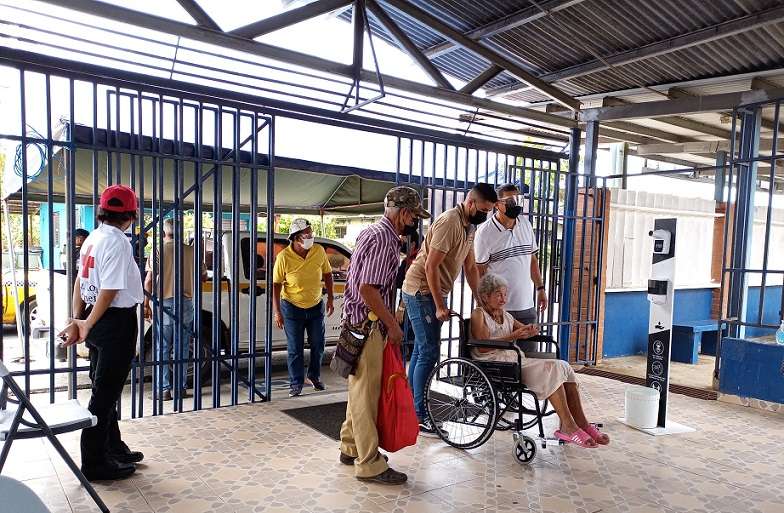 Las autoridades sanitarias proyectan haber logrado inocular al 95% de la población habilitada en el circuito 8-5.