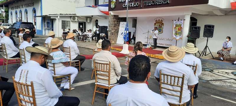 Actos protocolares se realizaron frente al Palacio Municipal de Santiago.